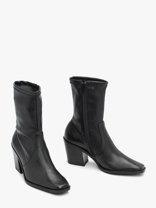 Schwarzer höherer Stiefel mit elastischem Schaft