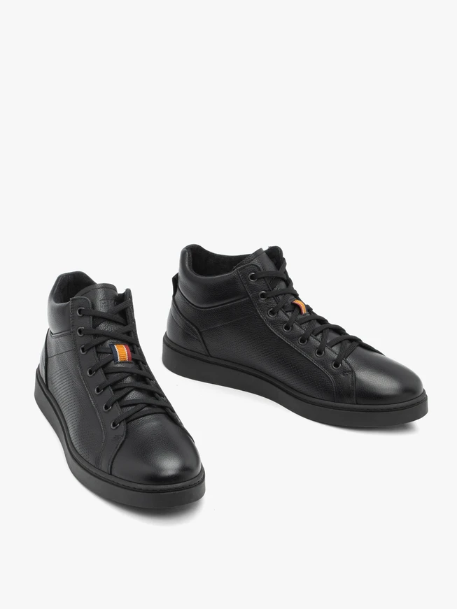 Schwarze nicht isolierte Stiefel