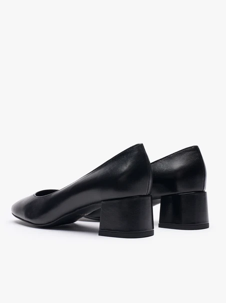 Schwarze klassische Pumps aus genarbtem Leder