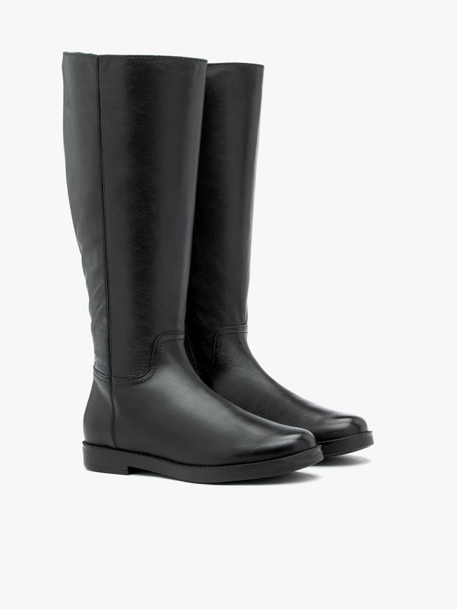 Schwarze Stiefel mit breitem Schaft