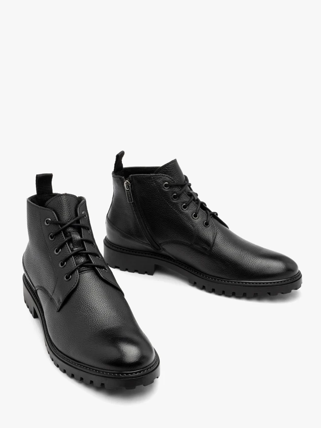 Schwarze Männerturnschuhe mit Traktorboden