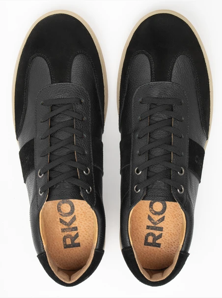 Schwarze Herren-Turnschuhe aus Leder mit hellem Boden