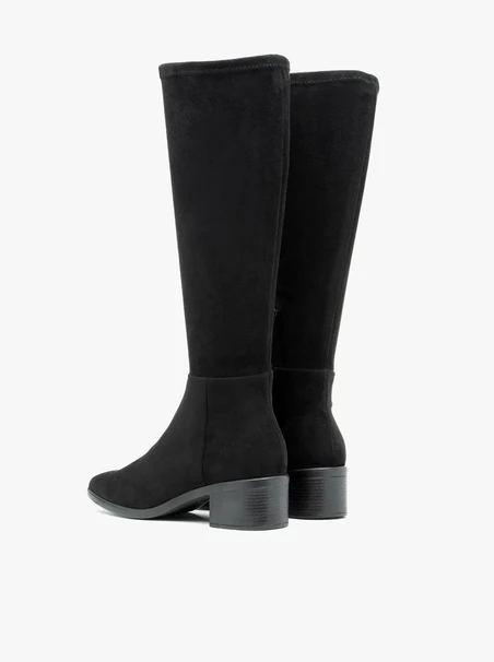 Schwarze Gummistiefel mit breitem Schaft
