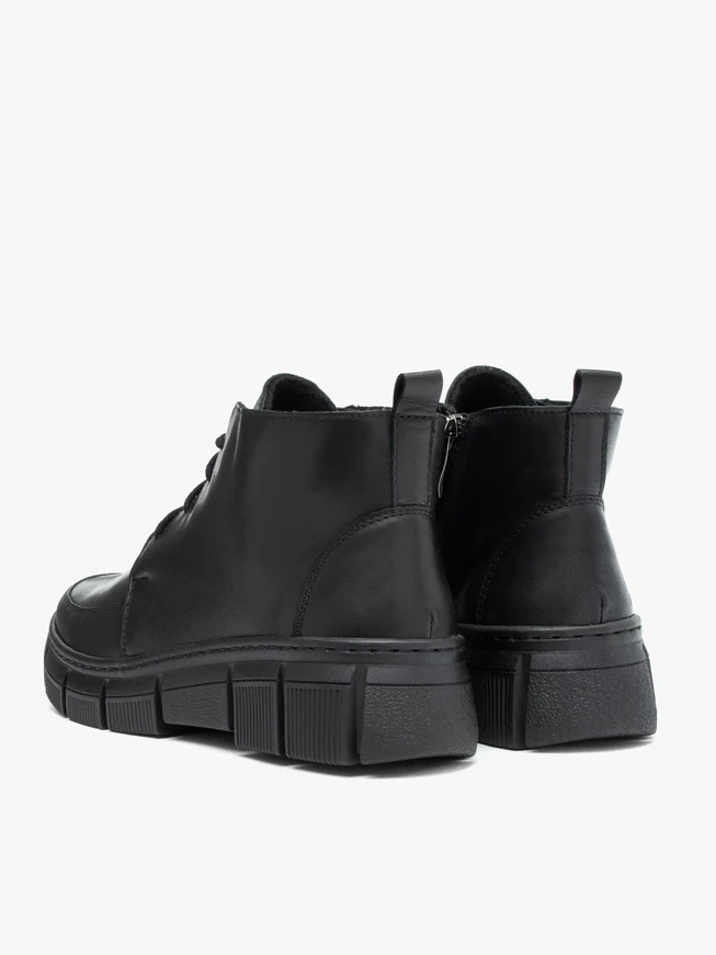 Schwarze Stiefel mit Fleece-Isolierung