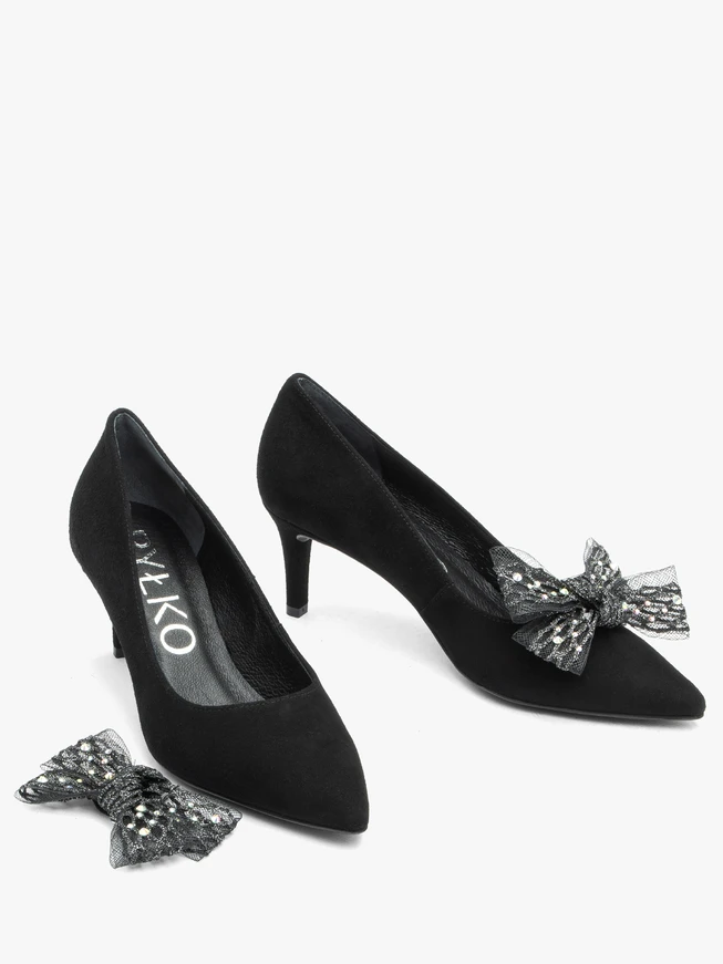 Schwarze Pumps mit abnehmbarer Schleife