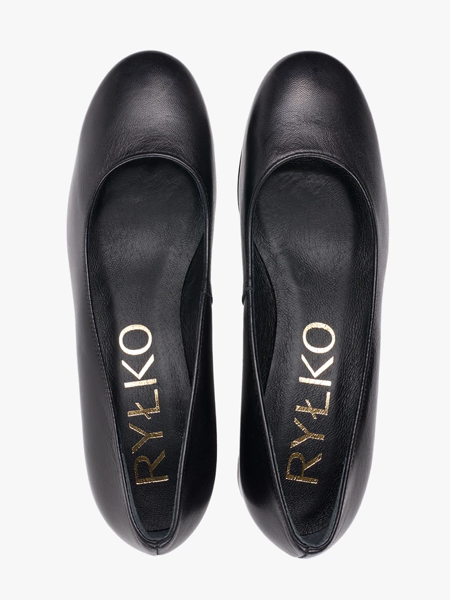 Schwarze klassische Pumps aus genarbtem Leder