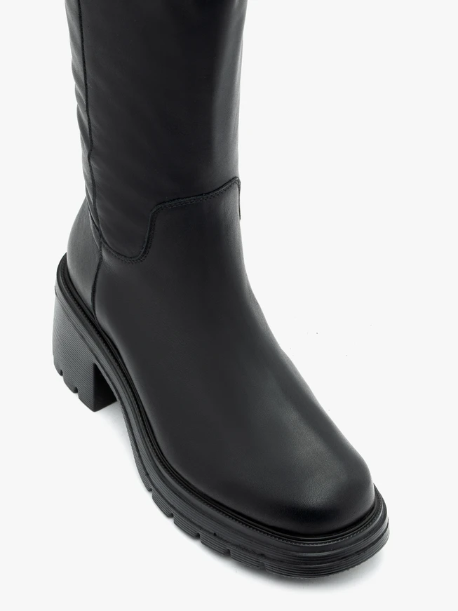 Schwarze kurze Lederstiefel