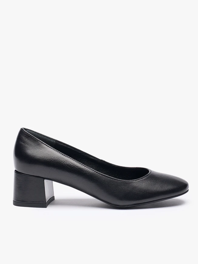 Schwarze klassische Pumps aus genarbtem Leder