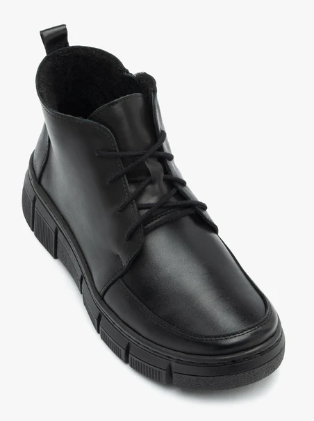 Schwarze Stiefel mit Fleece-Isolierung