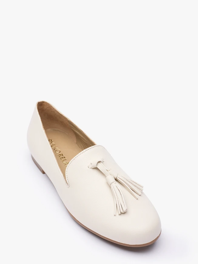 Cremefarbene Mokassins mit einer Clutch