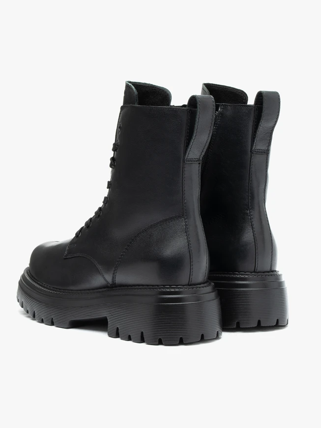 Schwarz genarbte Lederstiefel