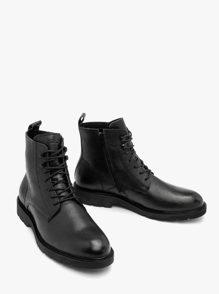 Schwarze Herrenstiefel auf leichter Basis