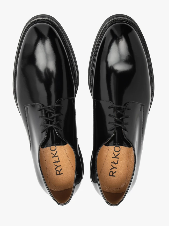 Schwarz lackierte Herrenschuhe