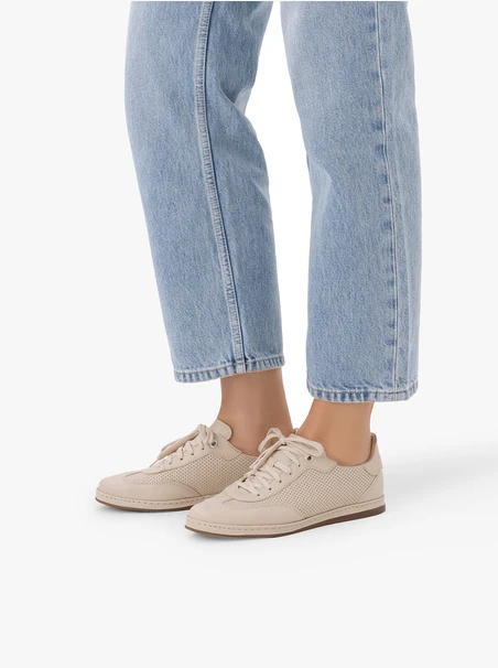 Beige Turnschuhe mit Perforationen