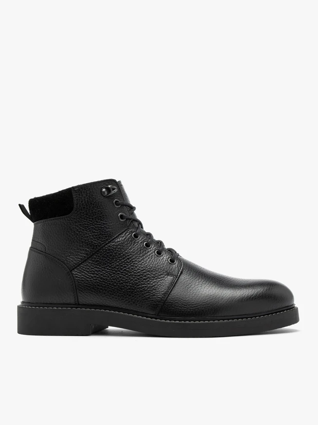 Schwarze Stiefel mit verschönerten Sohlen