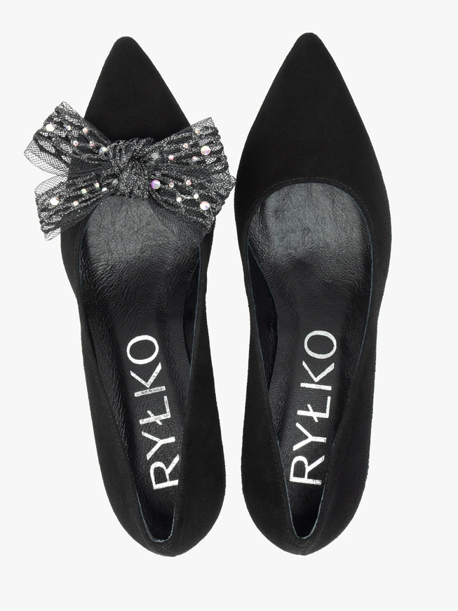 Schwarze Pumps mit abnehmbarer Schleife