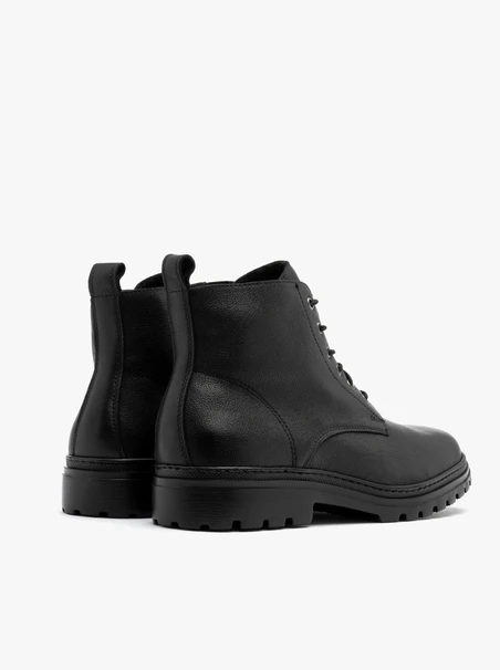 Schwarze Herrenstiefel auf leichter Traktorsohle