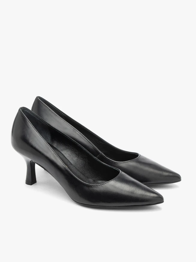 Schwarze Pumps mit lackiertem Stilettoabsatz