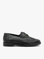 Halbschuhe aus schwarzem Narbenleder