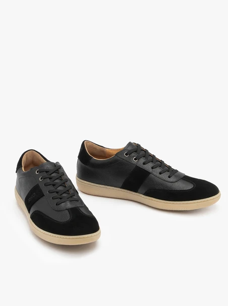 Schwarze Herren-Turnschuhe aus Leder mit hellem Boden