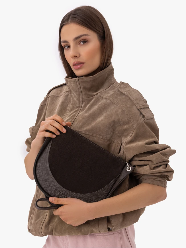 Dunkelbraune mittelgroße Tasche