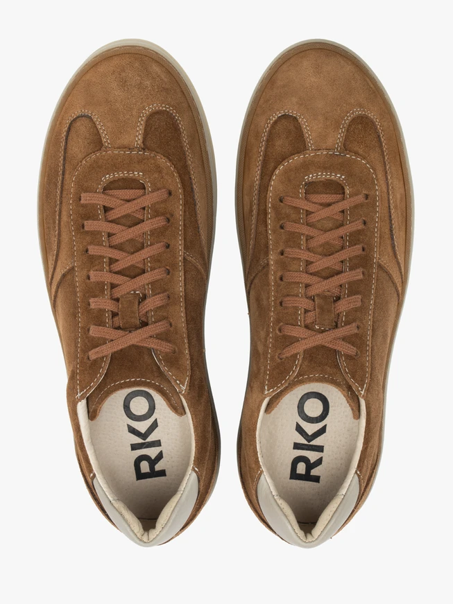 Braune und weiße Schnürhalbschuhe