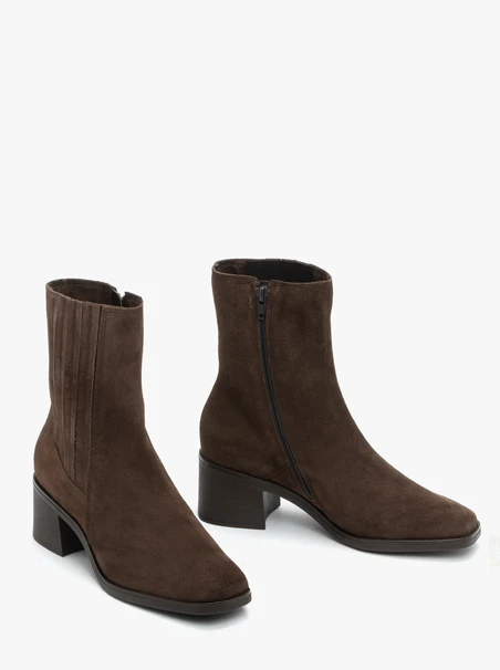 Braune Stiletto-Absätze mit Nähten
