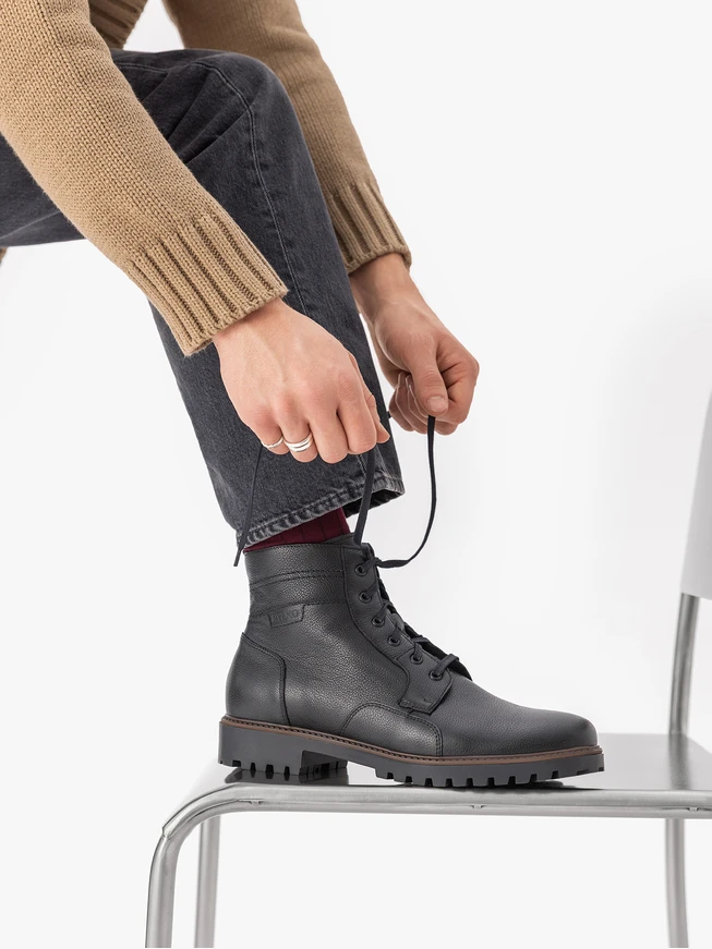 Schwarz genarbte Lederstiefel