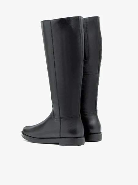 Schwarze Stiefel mit breitem Schaft