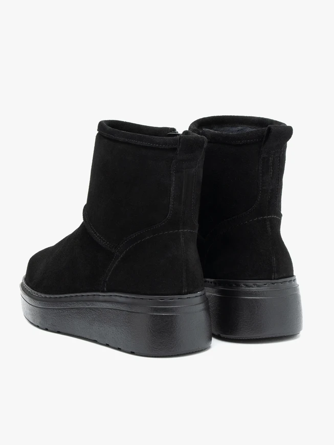 Schwarze knöchelhohe Schneestiefel mit dickerer Sohle