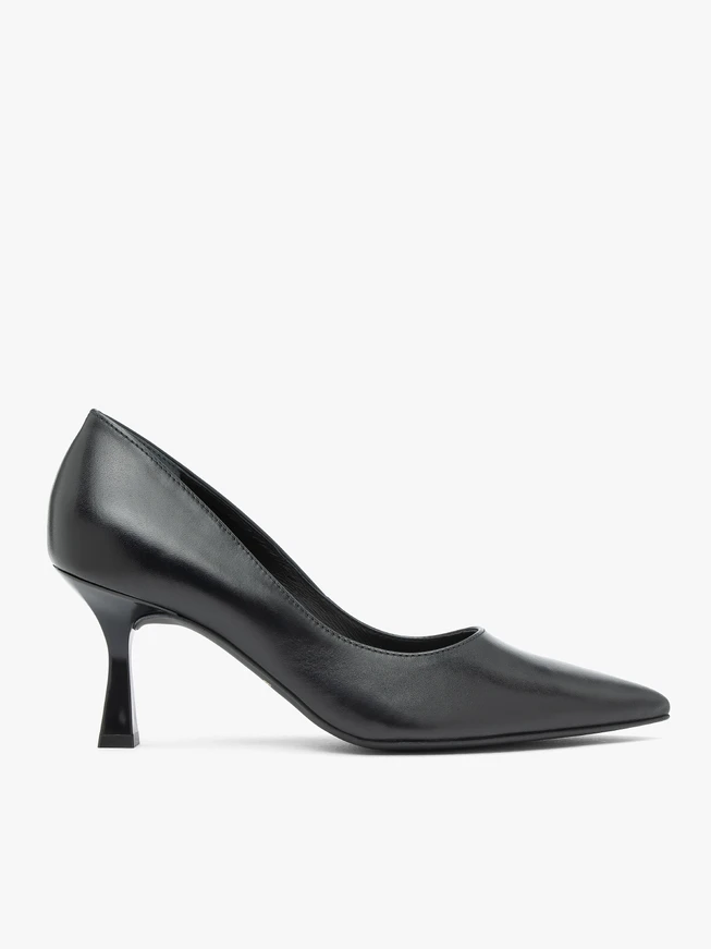 Schwarze Pumps mit Flare-Absatz