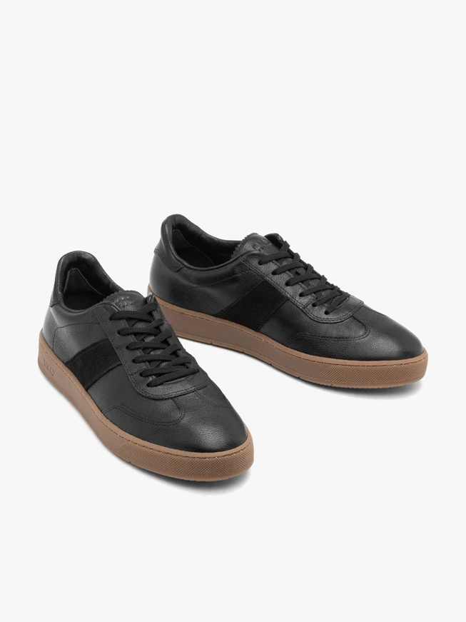 Schwarze Herren Sporthalbschuhe mit beigem Boden
