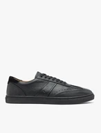 Schwarze sportliche Halbschuhe auf schwarzem Grund
