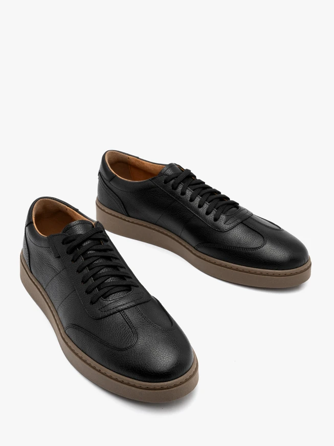 Schwarze Herren-Turnschuhe im sportlichen Stil