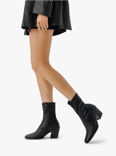 Schwarzer höherer Stiefel mit elastischem Schaft