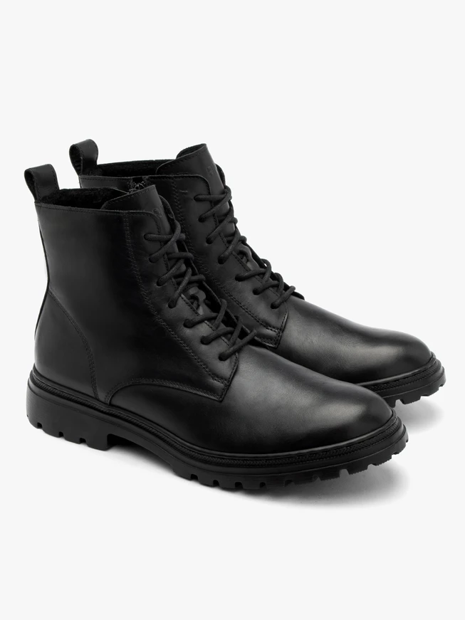 Schwarze Herrenstiefel mit leichtem Traktorsockel