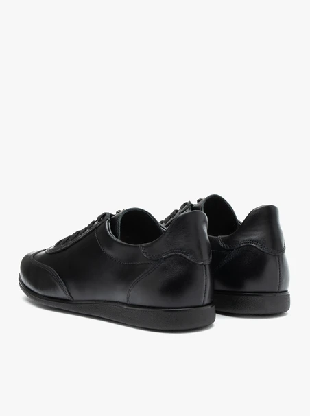Schwarze Sportschuhe aus genarbtem Leder