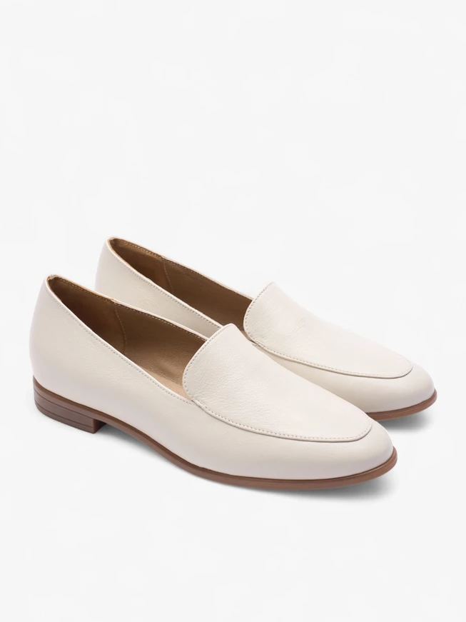 Mokassins aus genarbtem Leder in Creme und Weiß