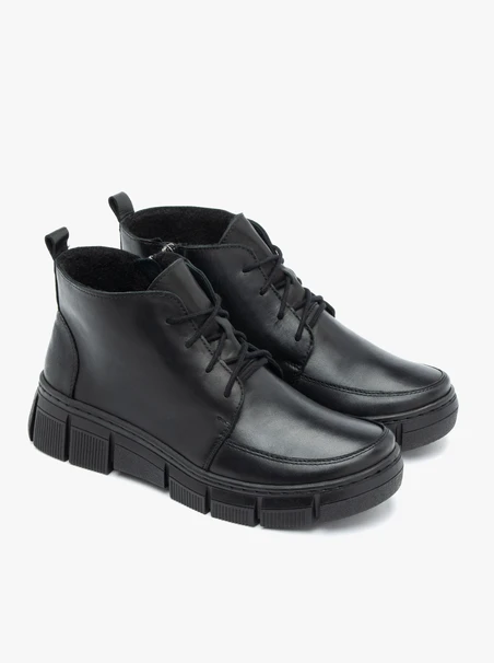 Schwarze Stiefel mit Fleece-Isolierung