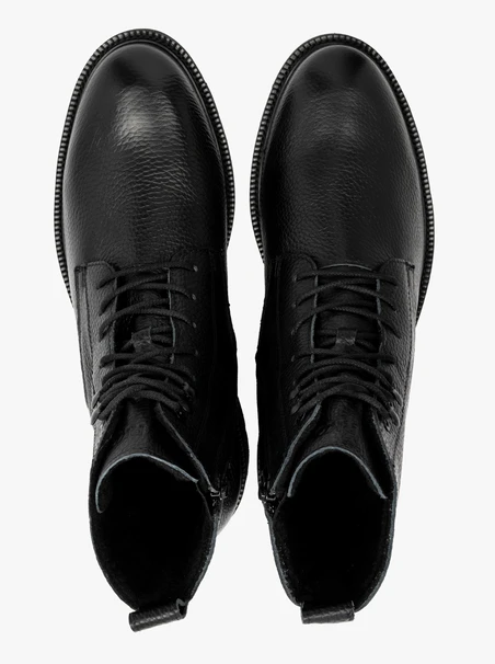 Schwarze Herrenstiefel auf leichter Basis