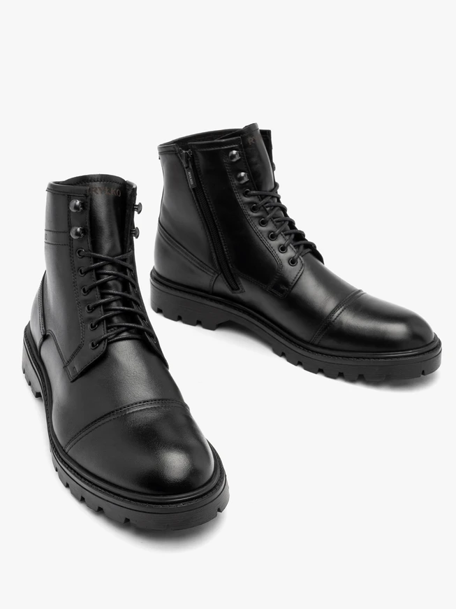 Schwarze Männerturnschuhe mit Traktorboden