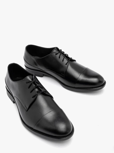 Schwarze Halbstiefel mit dekorativer Zehenkappe