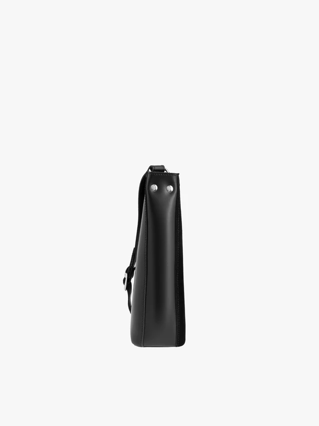 Schwarze mittelgroße Tasche mit Schnalle