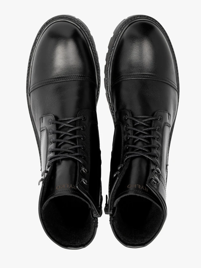 Schwarze Männerturnschuhe mit Traktorboden