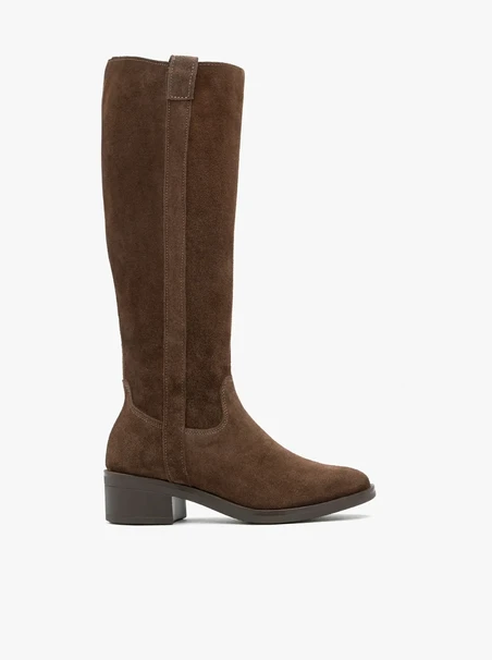Braune Stiefel mit schmalem Schaft