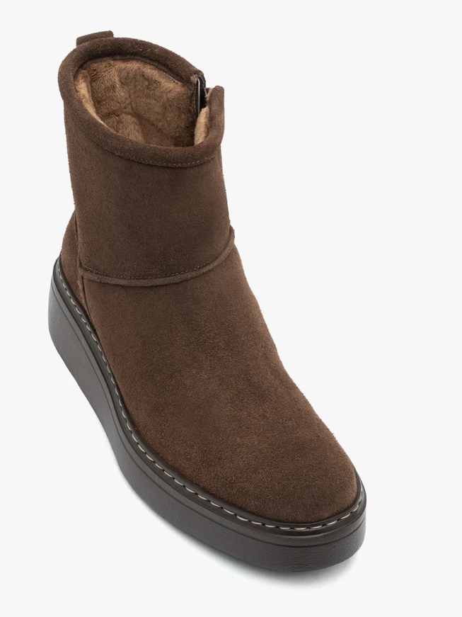 Braune knöchelhohe Schneestiefel mit dickerer Sohle