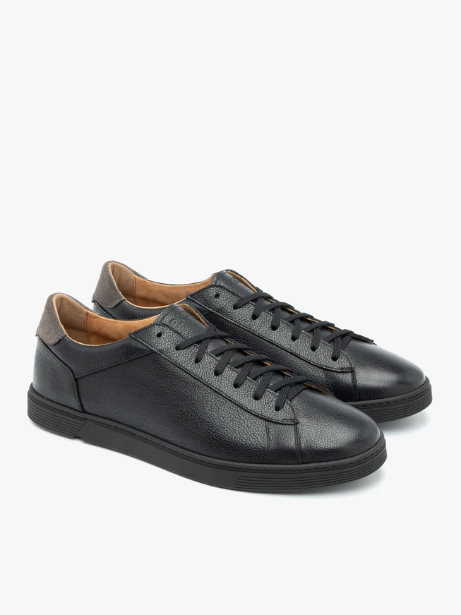 Schwarze Sportschuhe mit grauen Elementen