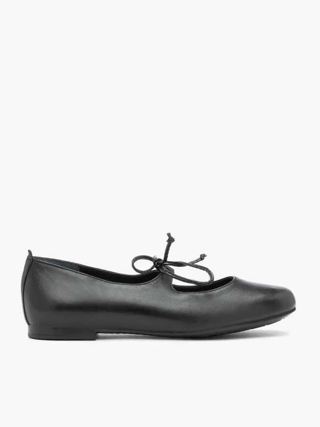 Schwarze Ballerinas mit Schnürung