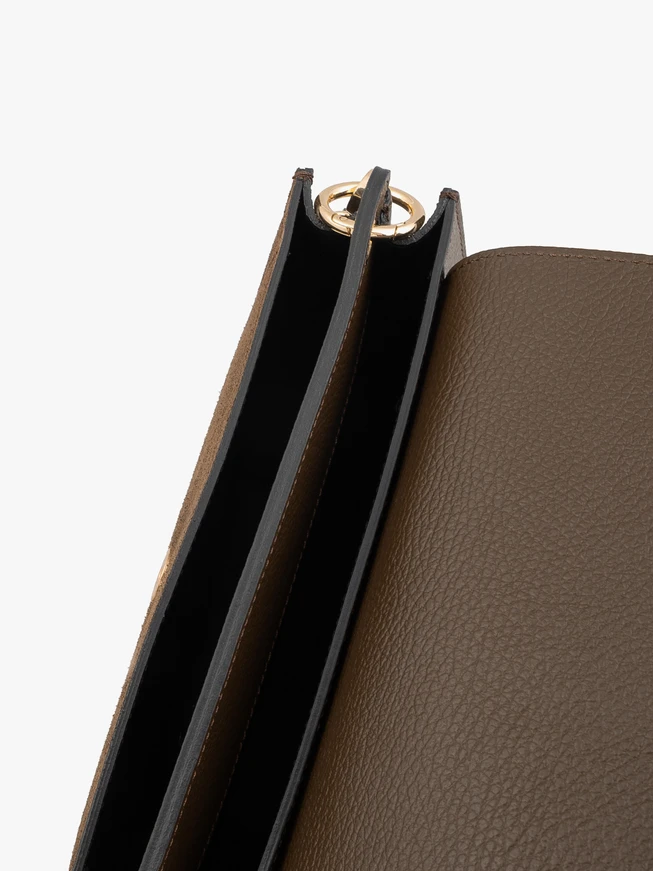 Braune mittelgroße Handtasche aus genarbtem Leder und Velours