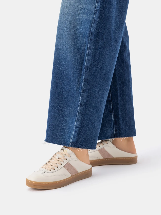 Heillose cremefarbene Turnschuhe